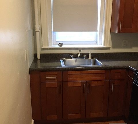 3rd image of 68 Chiswick Rd #6