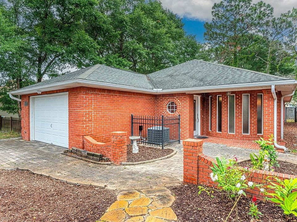 1st image of 951 Holbrook Cir