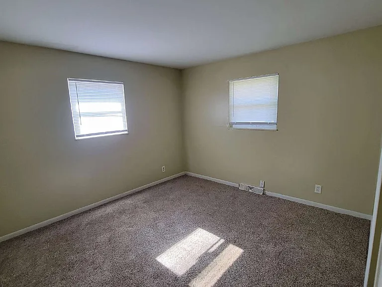 1230 Taylor Dr W — Photo 5