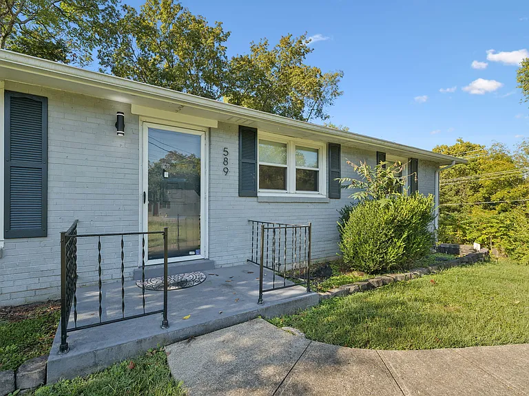 589 Highcrest Dr — Photo 2