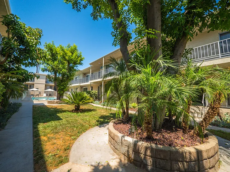 20317 Saticoy St — Photo 44
