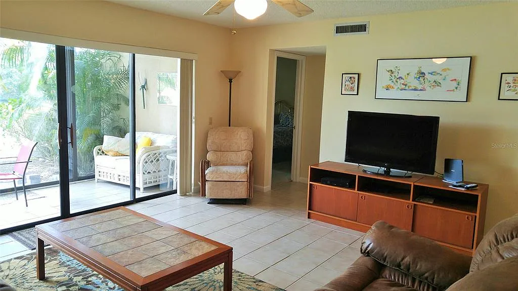 2 bed, 2.0 bath, 1092 sqft, $2,200 — Photo 2