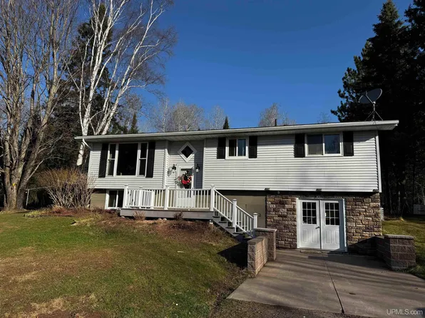18241 Skanee Rd, Lanse, MI 49946