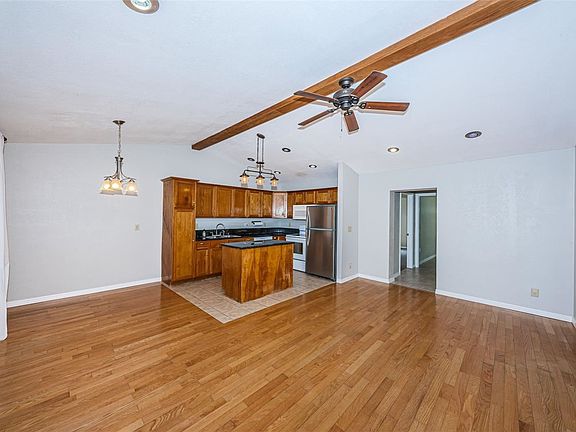 3rd image of 1034R 47th Ave N