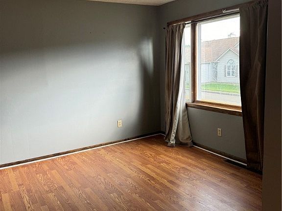 3rd image of 404 E Wood St