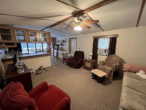 4th image of 418 Tulip Dr