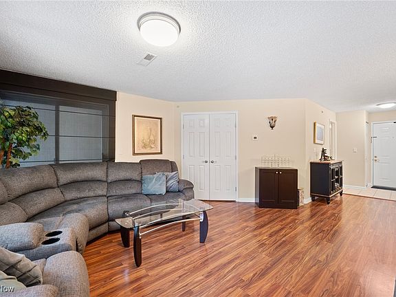 4th image of 200 Fox Hollow Dr APT 209