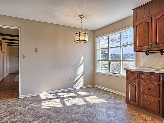 4th image of 2 Meadow Dr