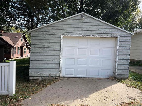 3rd image of 1909 S Olive St