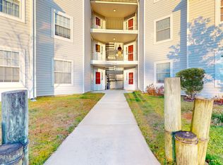 516 Waters Edge Dr, Toms River, NJ 08753