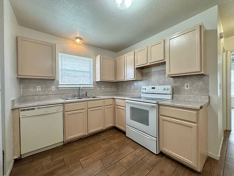 3206 Hereford Lane — Photo 9
