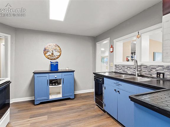 4th image of 20 Larkspur St