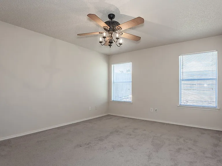 10216 Aurora Dr — Photo 6