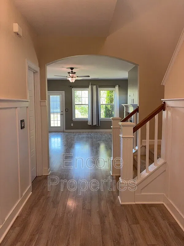 3 bed, 2.5 bath, 2330 sqft, $2,500 — Photo 3