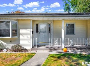 1733 Saint Clair Dr, Pekin, IL 61554