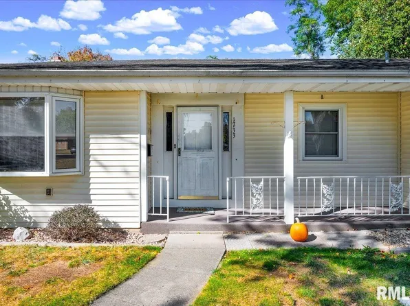 1733 Saint Clair Dr, Pekin, IL 61554