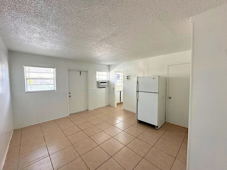 4611 South Congress Ave — Photo 16