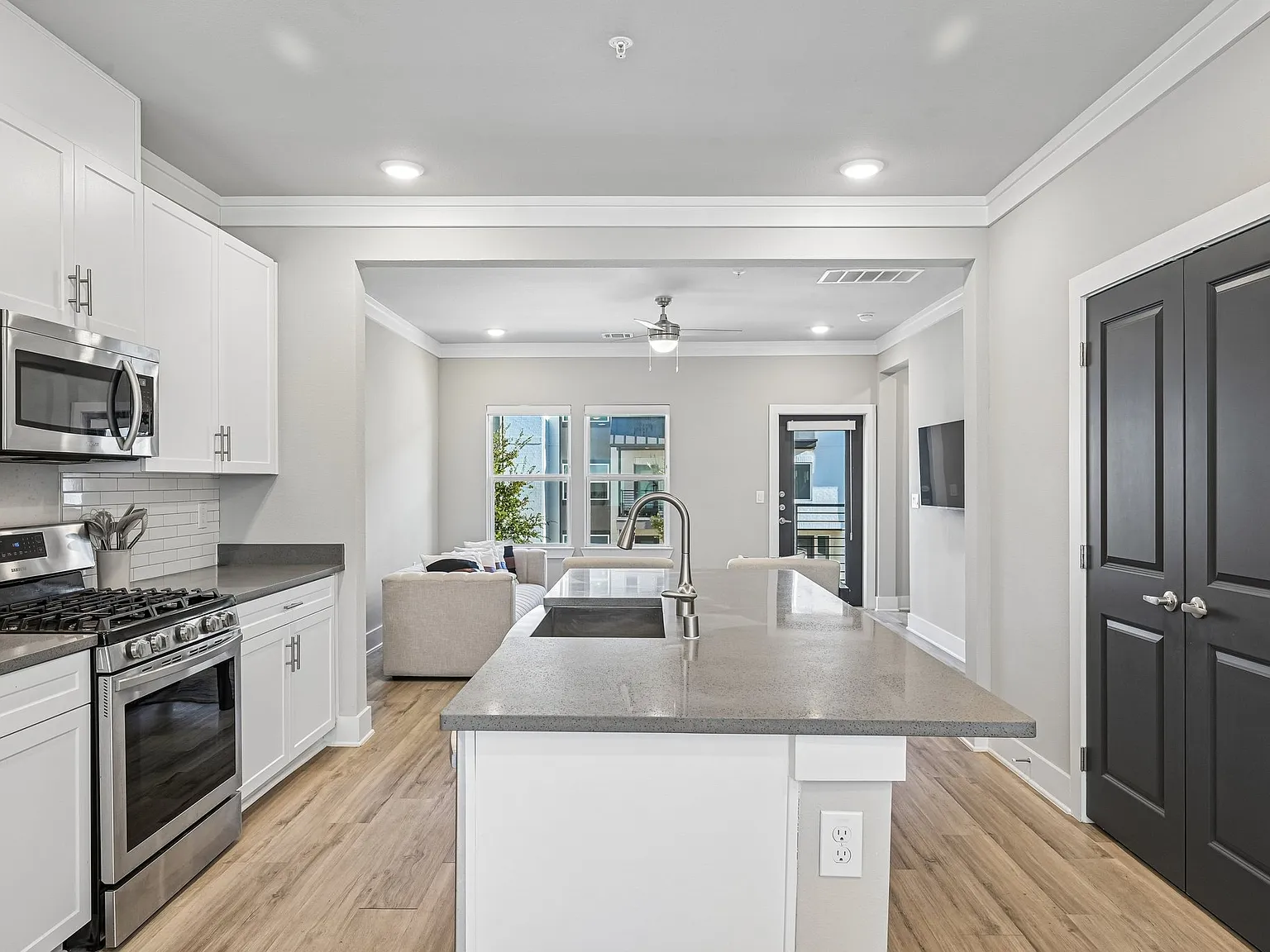 3 bed, 1728 sqft, $3,200 — Photo 2