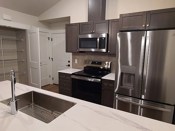 4th image of 810 Cooley St #302