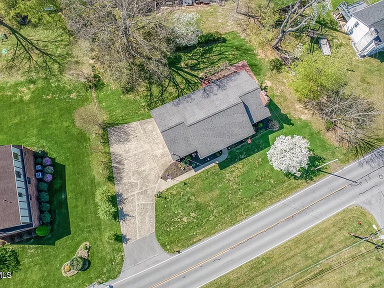 908 Meadow Ln — Photo 4