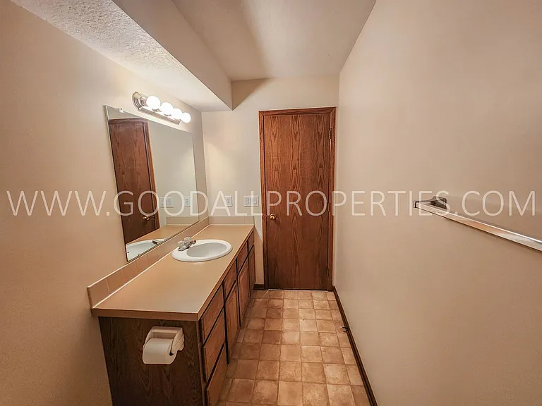 924 Prairie View Dr — Photo 29
