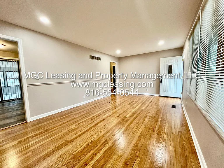 102 SE 9th St — Photo 16