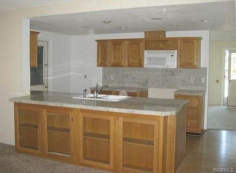 bright kitchen w/ upgraded cabinetry