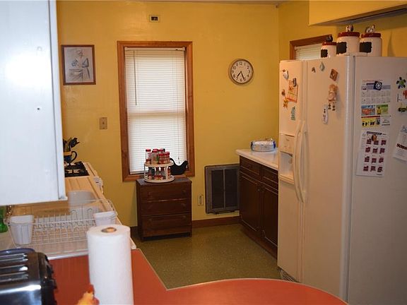 4th image of 11 E Academy St