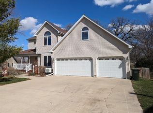 1407 Oakcrest Dr, Waterloo, IA 50701