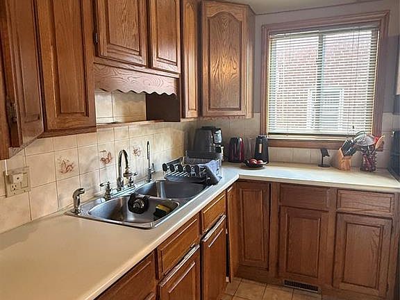 5th image of 1310 Askin Ave
