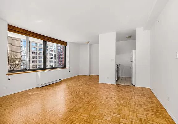 3rd image of 161 W 61st St APT 5H
