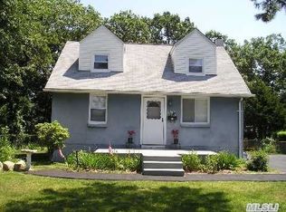 115 Leopold Ave, West Islip, NY 11795