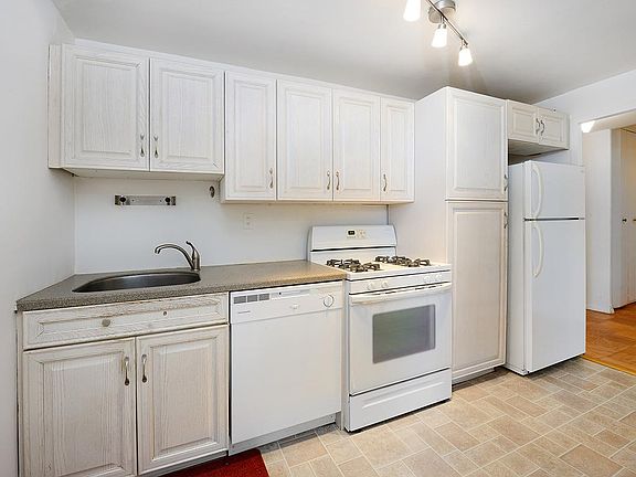 5th image of 6040 Kennedy Blvd E APT 9L