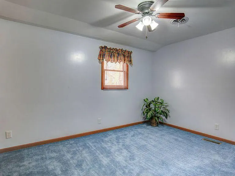 302 Greenview Dr — Photo 25