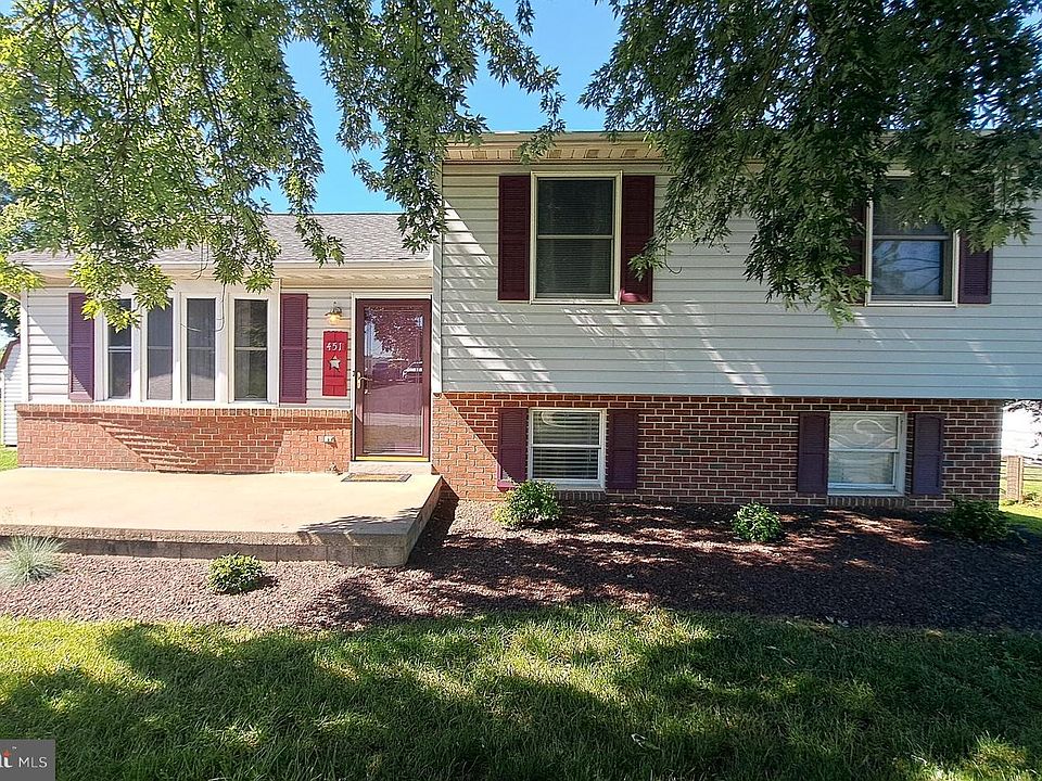 1st image of 451 Clover Ln