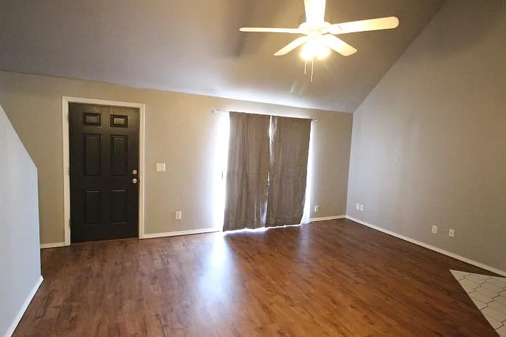 3 bed, 1444 sqft, $1,350 — Photo 2
