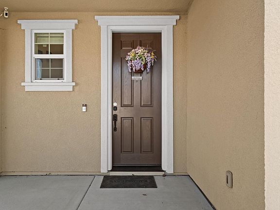 3rd image of 753 Valencia Way