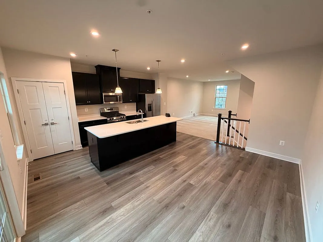 3 bed, 2.5 bath, 1741 sqft, $3,200 — Photo 4