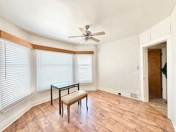3rd image of 819 Lorne Ave #2