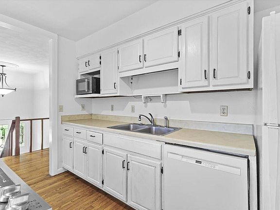3rd image of 3131 Green Ridge Rd