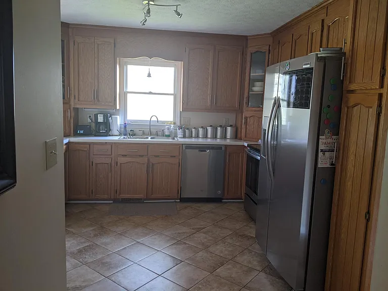 Kitchen. Appliances included!