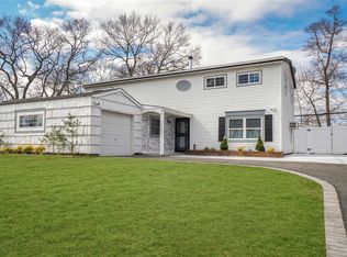 20 Library Ln, Holbrook, NY 11741