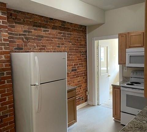 5th image of 634 N High St