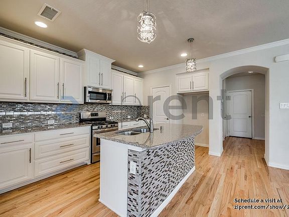 4th image of 636 S Greenville Ave