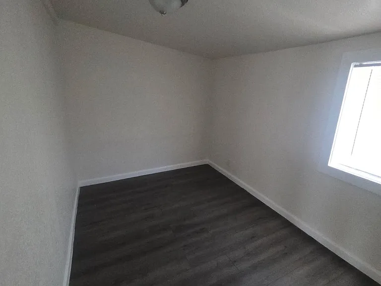 527 Maine St — Photo 11