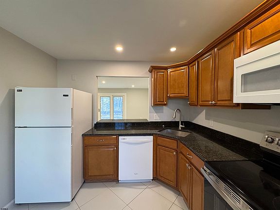 2nd image of 3221 Juniper Ct #3221