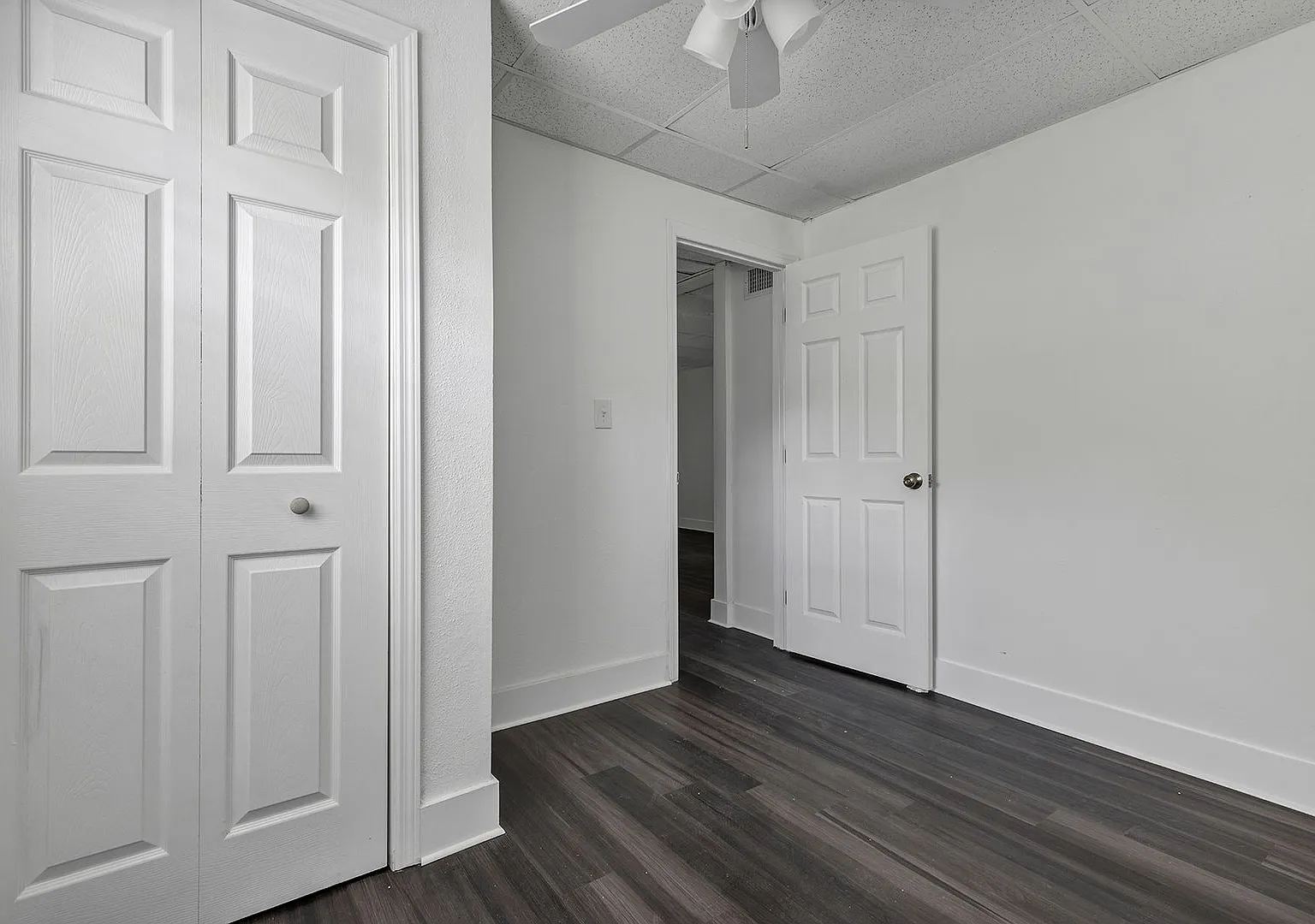 Bright & Updated 2BR Bottom Unit Duplex | White Kitchen & Stainless Appliances in Saint Petersburg — Photo 4