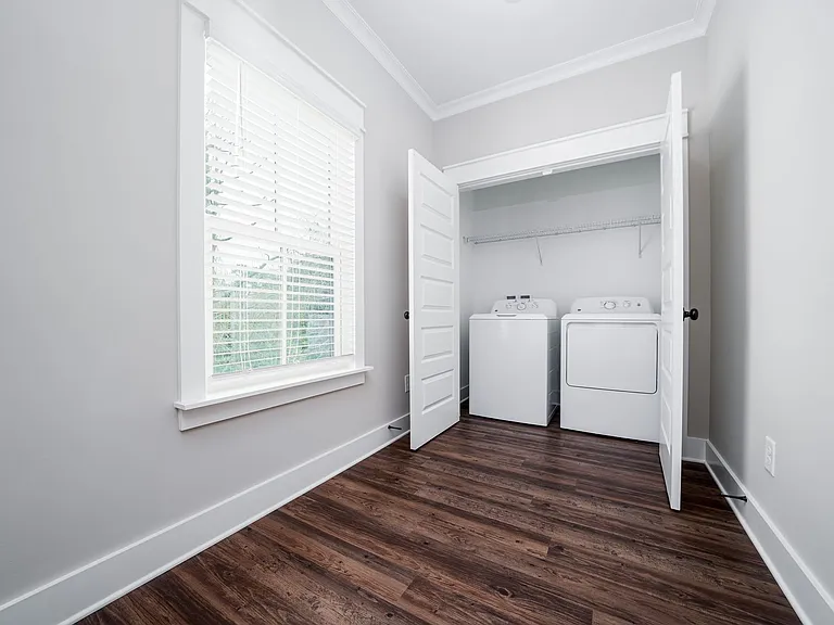1524 Cottage Grv — Photo 16