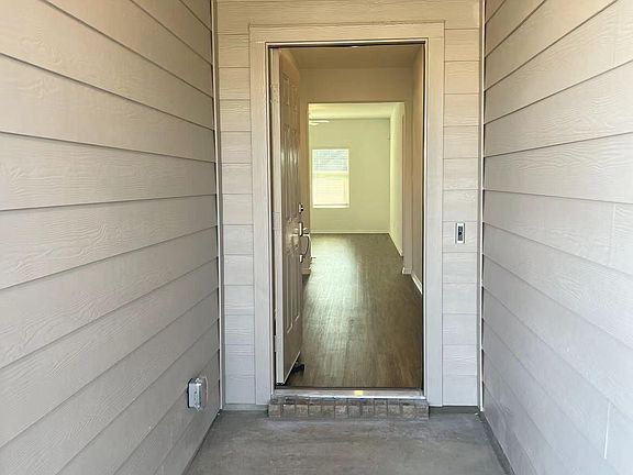 4th image of 102 Bear Oak St