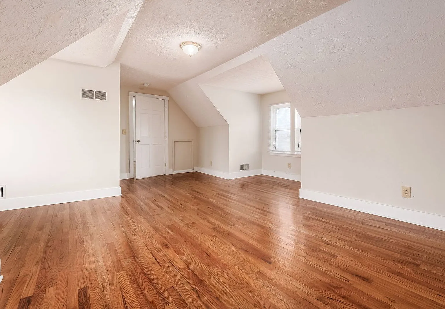 4 bed, 1.0 bath, $1,760 — Photo 3